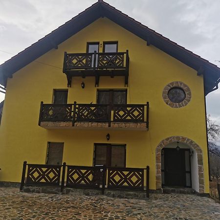 Yellow House Bran  Exterior photo