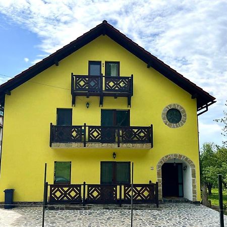 Yellow House Bran  Exterior photo