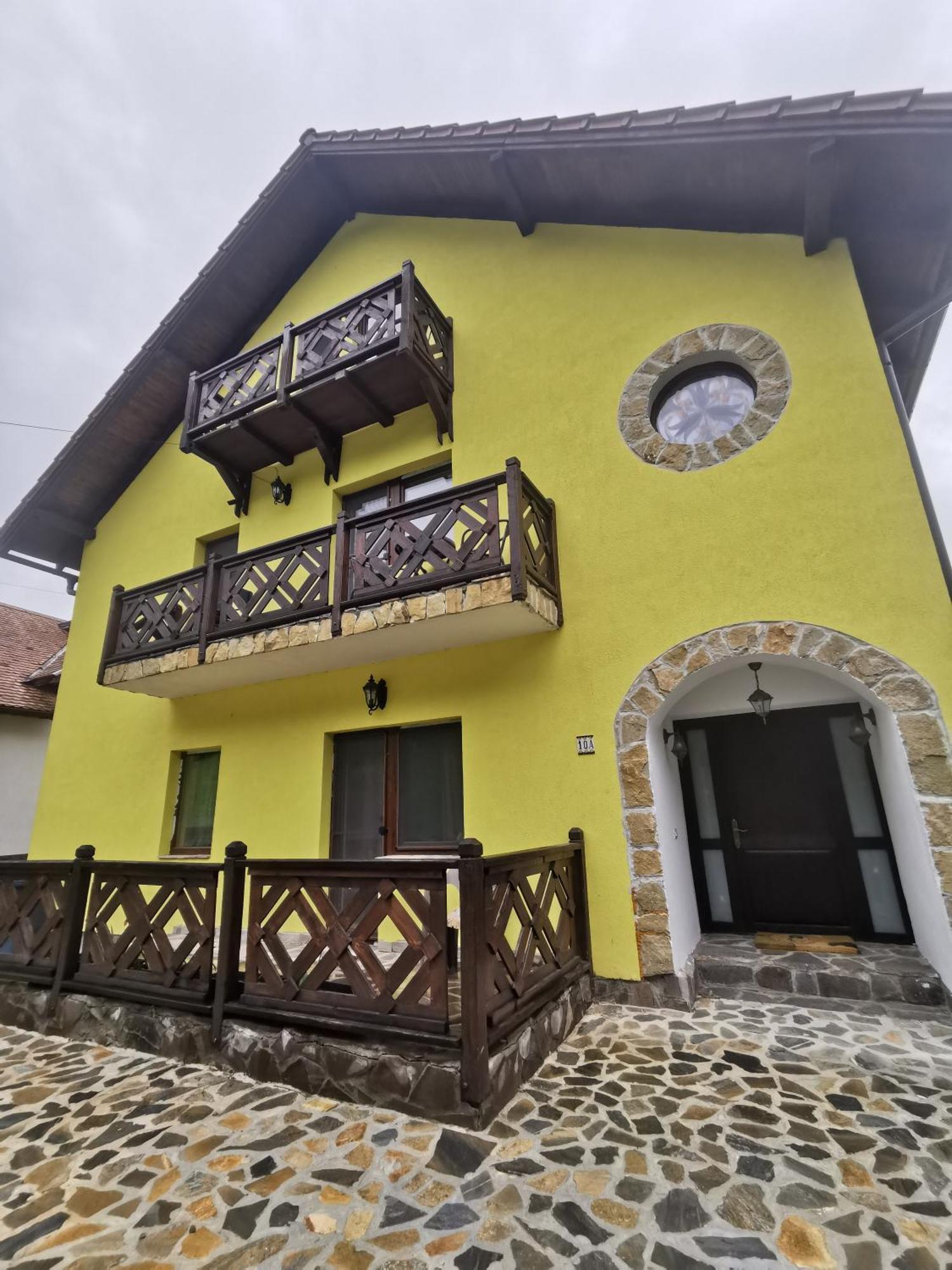 Yellow House Bran  Exterior photo