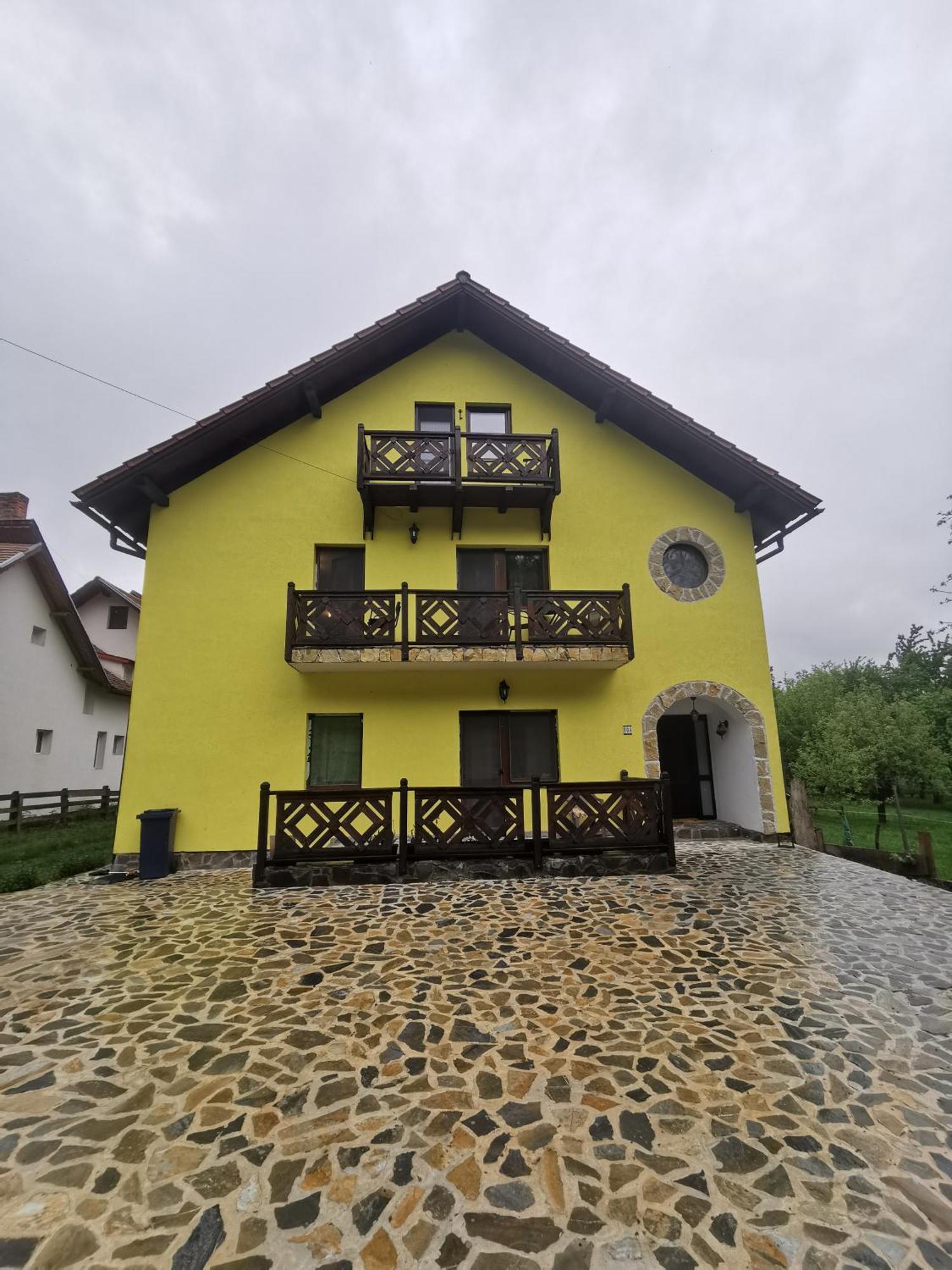 Yellow House Bran  Exterior photo