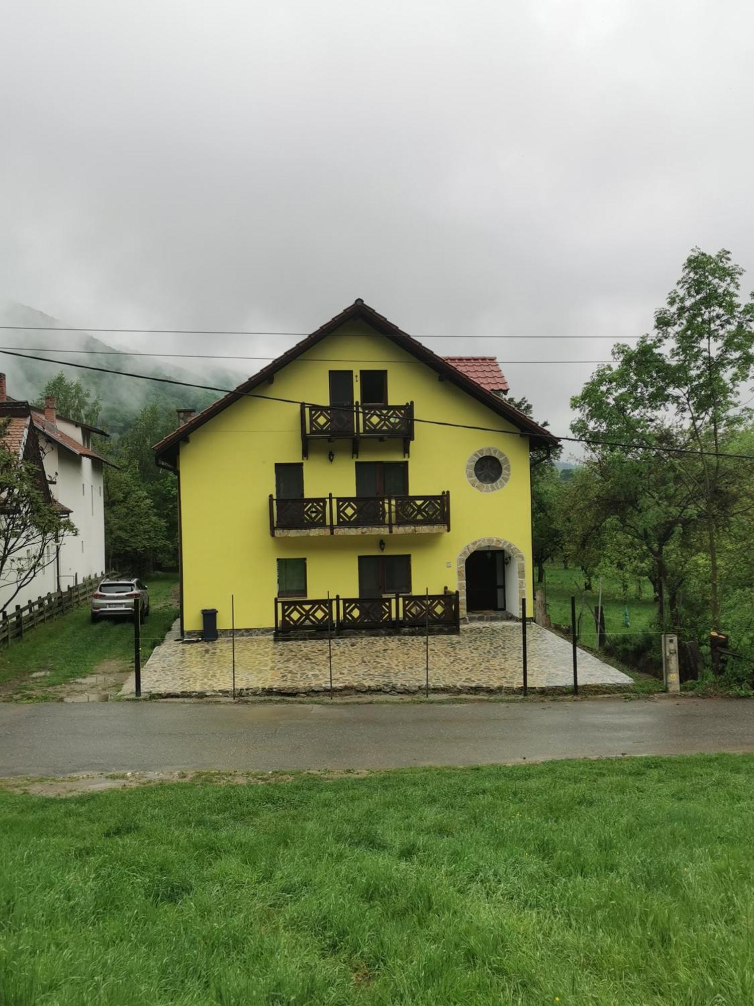 Yellow House Bran  Exterior photo