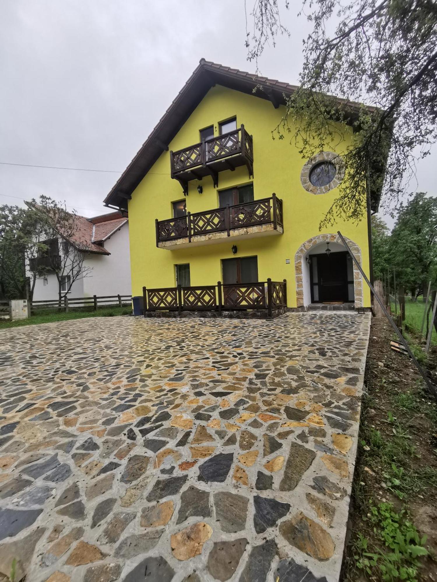 Yellow House Bran  Exterior photo