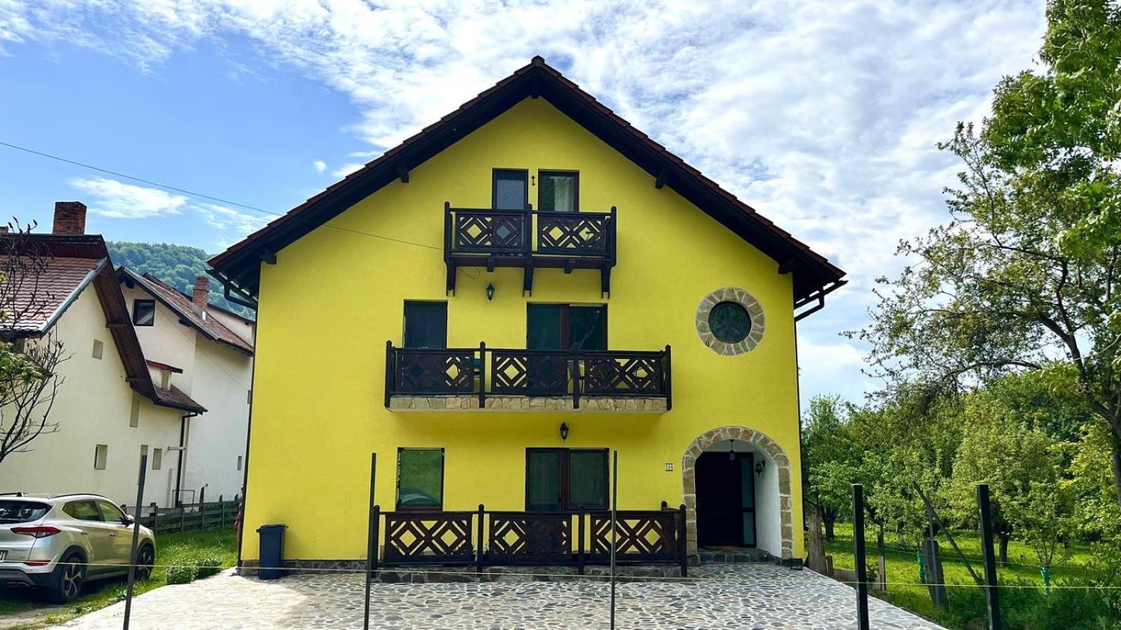 Yellow House Bran  Exterior photo